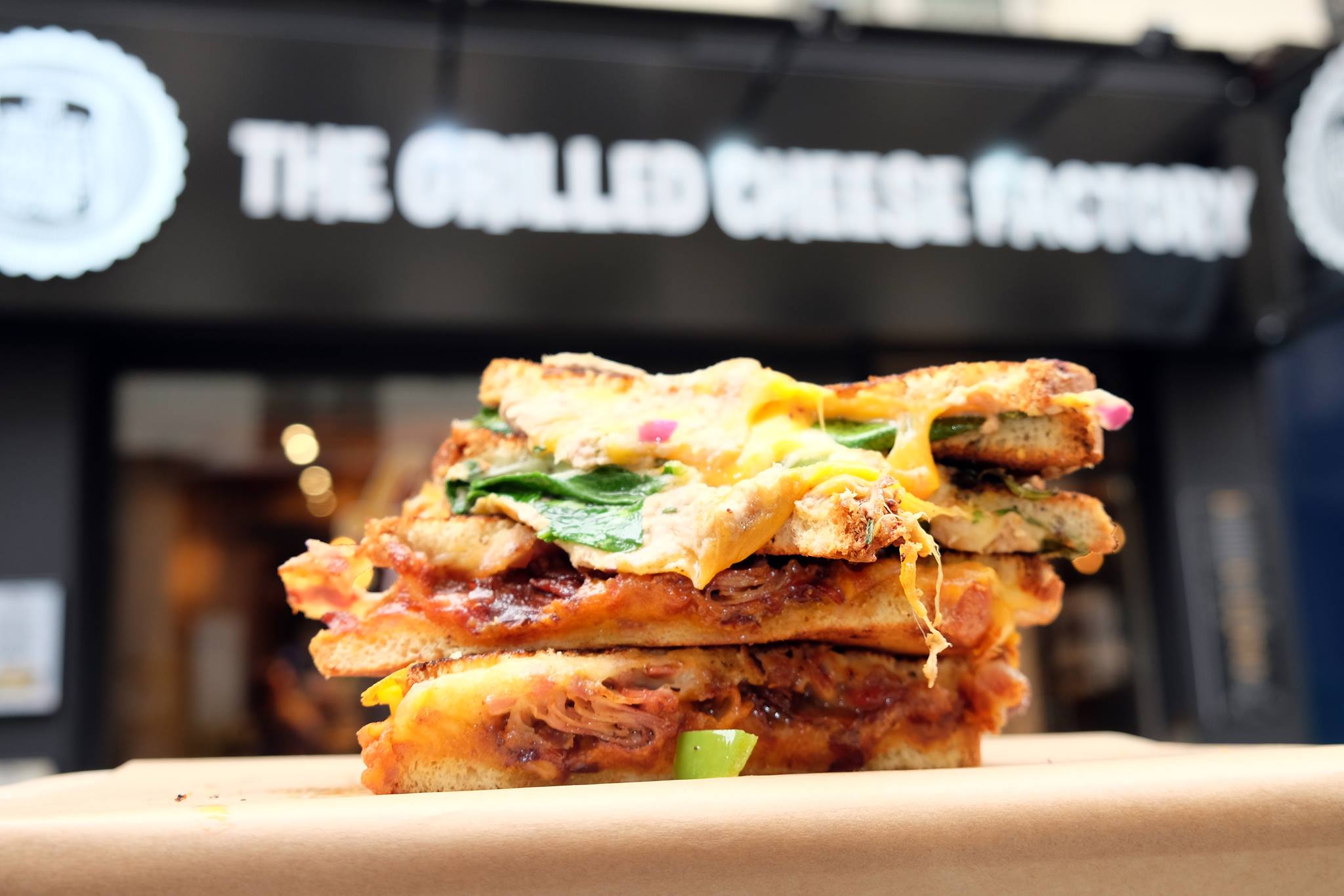 Marketing strategy to increase the number of visitors to the Grilled Cheese Factory restaurant chain (FR)